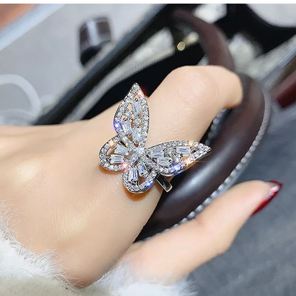 Gorgeous Butterfly Ring filled white Sapphire - Picture 4 of 5